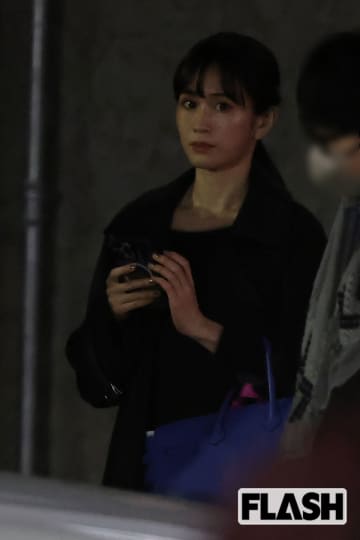 【紅白撮】大島優子は20万円グッチ鞄にド派手青コート、前田敦子はシックな黒…“レジェンド2トップ”の対照的な私服