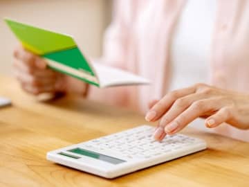 1958年生まれの女性です。遺族年金だけで生活が苦しい…仕事を辞めた場合、どうすればいい？