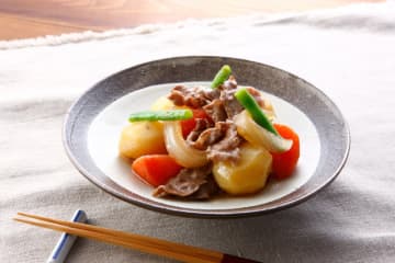 伝説の家政婦・タサン志麻が考案『洋風肉じゃが』の作り方が話題！「バター×コンソメ」が相性バツグン“コクうま・味変肉じゃが”に主婦も大注目「コンソメ風味の肉じゃがいいですね〜」「作ってみました。バターとハーブの香りがすごくいい…」