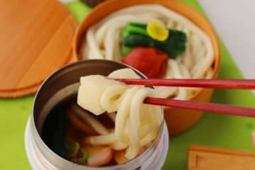 お正月明けのランチに！ほっと温まる「餅入りつゆ」「年明けうどん」2品弁当