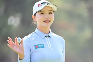 人気女子ゴルファーが“全身ぴったりウェア”姿で公開したハード筋トレが話題！「かっこいいスーツ！」「努力してる姿は一番美しい」