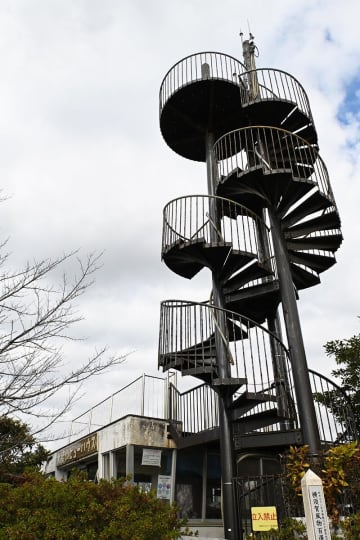 三浦半島最高峰・大楠山の山頂周辺再整備へ　横須賀市、26年度から着手　休憩所や展望塔解体　樹木剪定し眺望確保