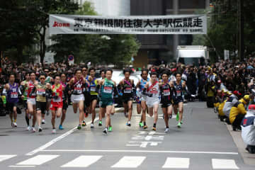 “朝の顔”になったMC芸人、箱根駅伝スタート地点に駆け付けて大興奮「初めてスタート見にきちゃった！！！！」