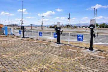 神戸空港、駐車場に「EV充電エネチェンジ」を設置