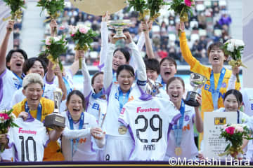 元日国立ピッチで中嶋淑乃と吉田莉胡が華麗に激突！広島レジーナの皇后杯初優勝“歓喜の瞬間”を激写！WEリーグ最高峰の戦いを振り返る