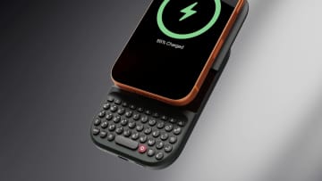 どんなスマホも“BlackBerry風”になる外付けキーボード　画面領域を占有しなくて済む