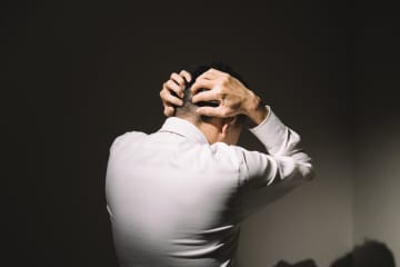 「誰も俺の味方をしてくれなかった」部長に酒をかけられ限界に…板挟みで居場所を失った41歳男性の絶望