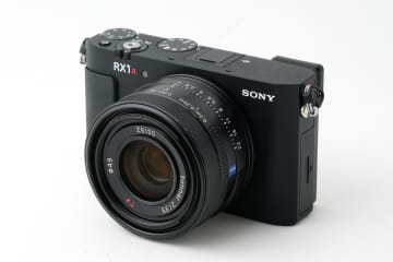 新製品レビュー：“高機能”レンズ一体型カメラ特集：ソニー RX1R III　ミラーレス全盛の今よみがえった「撮影技術の結晶」