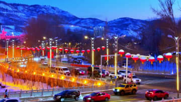 明かりがともる夕暮れの街　中国・新疆アルタイ市