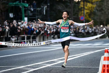 青学大3連覇の瞬間「右指3本」「左指4本」でゴールした理由　アンカー折田が明かす、亡きチームメートへの思い