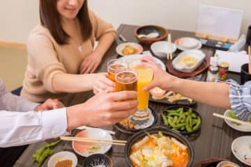 居酒屋の“飲み放題”は「全員頼むのがマナー」？ 友人4人で居酒屋へ行きましたが、私は「お酒を飲めない」ので“不公平”に感じました。1人だけ「飲み放題なし」はなぜダメなのでしょうか？
