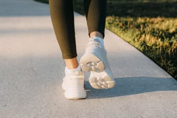 足に何かついてる？スニーカーの"かかと"に挟まっていたのは…「写真がないと意味がわからなかった」「進むも地獄、退くも地獄」