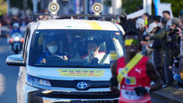 【箱根駅伝】監督の声かけにもドラマが？城西大初の留学生ランナーに英語カンペで挑む　うまく伝えられず苦笑いも区間新の快走