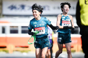 背後の黒田朝日に「怖い…」「頼むから来ないで」　車中ライバル監督に戦慄…本音ポロリ「黒田が！来てる！」【箱根駅伝】