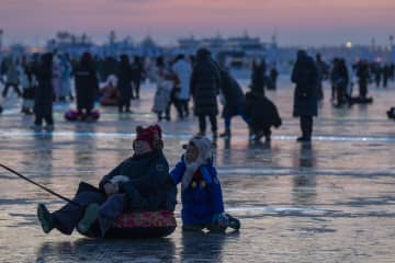氷の上で元日連休を満喫　中国・ハルビン市