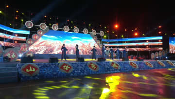 熱気あふれる農村の年越し　中国・貴州省石阡県