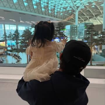 俳優イ・ビョンホン、旅行中に腸炎に苦しむ2歳の娘を付きっ切りで看病「外出できずに徹夜して…」