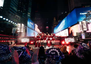 「LE SSERAFIM」、米「ニュー・イヤーズ・ロッキン・イブ」のステージ映像が再生数1位に…1日で50万ビュー突破