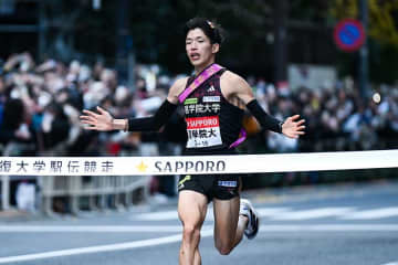 箱根レース後、選手に並んだ人気女性シンガー「立石君、隣にいるやん」「素敵な笑顔」ネット和む