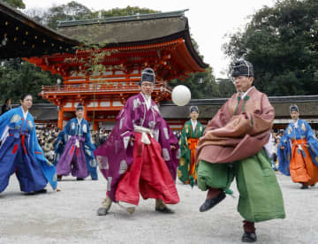 伝統装束で「蹴鞠初め」、京都　新春恒例、下鴨神社