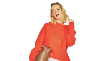 【明日なに着る？】「派手色だけど合わせやすい」ラクに着られるゆったりニット