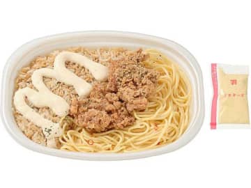 にんにく醤油を和えた御飯とペペロンチーノに大ぶりの唐揚げをのせて、背脂にんにくマヨをかけて1,076kcal! セブン‐イレブンが「背脂にんにくマヨ 唐揚げ＆ペペロンチーノ」を発売