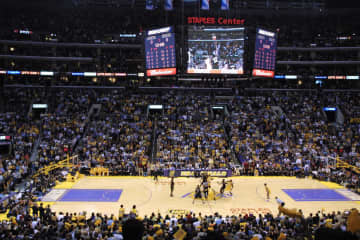 「か、可愛い...誰だ？？」NBAレイカーズを現地観戦、大バズりした“日本人OL”に騒然「羨ましすぎだろ！」「ロサンゼルス!?」