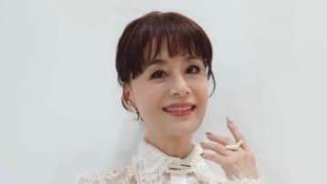 大地真央 “着物姿の愛猫”に囲まれた年賀状を公開！「えっ！！すご」カメラ目線の4匹それぞれの個性感じる麗しい5ショットに反響