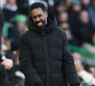 「素人。今すぐ追い出せ！」日本人四銃士所属の王者、宿敵に完敗…８戦６敗の新指揮官へ批判殺到「進歩がない。守備を悪化させた」「選手が突然悪くなるわけじゃない」