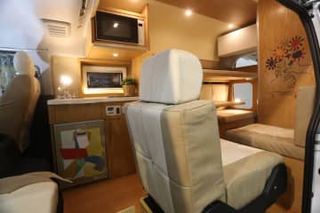 3人宿泊OKなベッドにキッチン・トイレも完備。旅先で嬉しい「贅沢リビング」を完備したハイエースを発見。