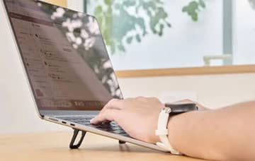 PCもタブレットもスマホも立てられる 吸盤式の超コンパクトなスタンド「かるピタ」