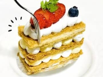 ミルフィーユを崩さずキレイに食べる方法。これならお皿からボロボロこぼれません♪