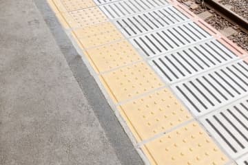 JR高崎線で人身事故　男性死亡…快速にはねられる　昼前の駅で　駅員が通報、最大1時間14分の遅れ　ホームにいた男性の身元判明、病院で死亡が確認された会社員45歳