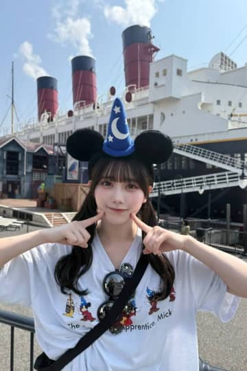 サングラスに謎の男性…現役アイドルが波紋呼んだディズニー写真を再投下「自分から堀り返すな」自虐パロディに反響