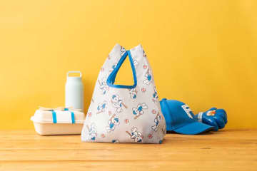 エア・ドゥ、「ファイターズベア・ドゥ エコバッグ」を機内販売