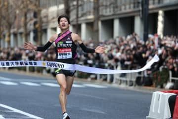 「選手が走る姿は、本当に美しい!!」大物歌手が箱根駅伝メンバーと“母校愛”溢れる集合ショット「國学院愛が爆発してますね」