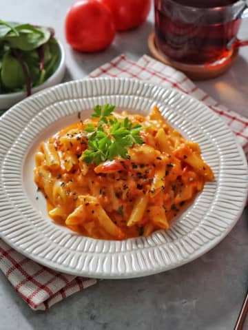 海外で話題！ワンパンで作る“とろ～りチーズ”のトマトペンネが簡単すぎる