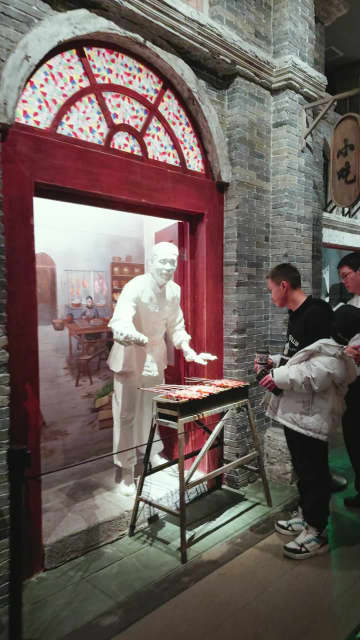 中国・新疆ウルムチ市博物館、元日連休に来館者でにぎわう