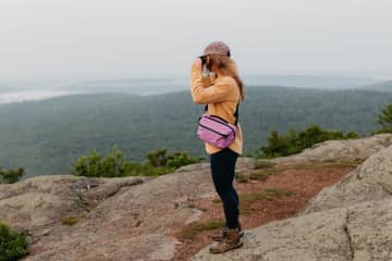 コンパクトでもガッツリ収納！ ポケットたっぷりの軽くて丈夫なスリングバッグ「GuraGear キボコ シティ スリング 6L」