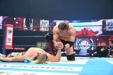 【新日本】オカダ・カズチカ、涙なき介錯！ 棚橋弘至に感謝の座礼「あなたの26年間があったからこその超満員」