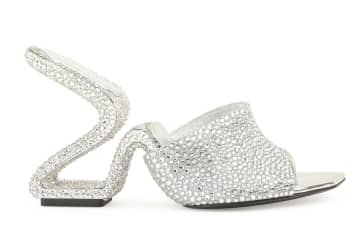 セルジオ ロッシのシルバーサンダル、“煌めくビジュー”＆彫刻ヒールで