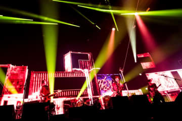 ＜ライブレポート＞MONOEYESが“Firerunners”と作り上げた空間──10周年の感謝を込めた特別ライブを開催