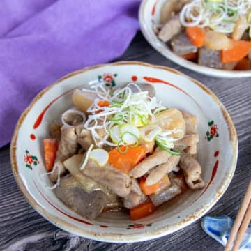 【家のもつ煮込みが劇的にウマくなるコツ】「え、家でこんな味出せるの！？」「コクが段違いでビビったんだけど…」煮込むときに小さじ1杯加えるだけでプロ級に変わる神ワザレシピ