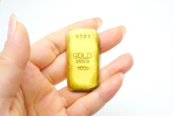「もう老い先短いから」と、祖父秘蔵の「金の延べ棒」をもらってしまった！ 金の店頭価格は「グラム2万円超え」らしいですが、もらったのは「20グラム」と小さいので“贈与税”を気にする必要はないですよね？