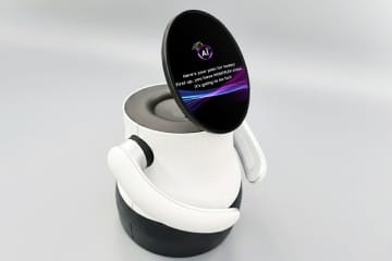 サムスン、OLEDをカセットやレコードに見立てたオーディオ機器提案。小型ロボットも