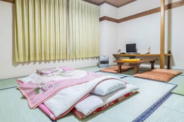 旅館に泊まったら、友人に「心付け用意した？」と言われ驚き！“ホテルと同じで不要”と思っていたのですが、今でも必須ですか？「最近の旅館事情」とは