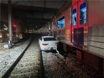 泥酔状態で運転…線路で立ち往生、電車と衝突＝韓国