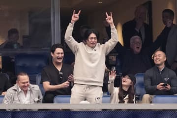 今井達也がNFL観戦　指で「H」ポーズつくる