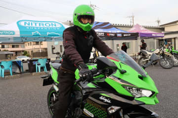【ZX-25R】足着きとコーナリングが同時に良くなった!　テクニクスのローダウンサス【ユーザー体感イベント】