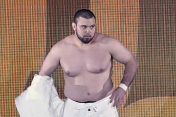 「えーーー！マジかよ！」衝撃プロレスデビューのウルフ・アロン、新日本1.4東京Dを初観戦した“柔道銀メダリスト”がツーショット公開「来てたんだー！」